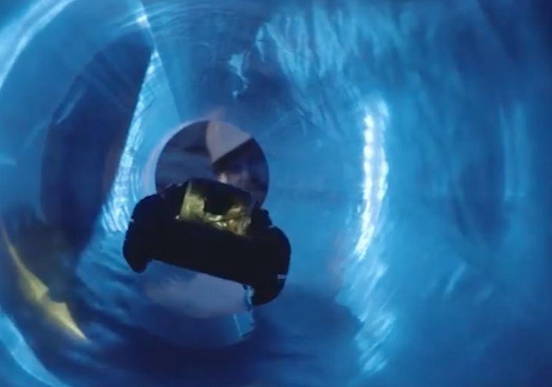 Um dos robôs minúsculos em ação dentro de um cano para consertar vazamentos. - Foto: Pipebots/Youtube