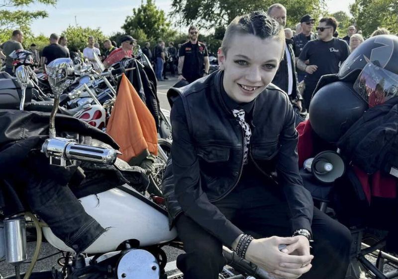 Mais de 1.500 motociclistas foram ao baile de formatura do Josh, um jovem autista que sofria bullying na escola em Swindon, na Inglaterra. - Foto: SWNS