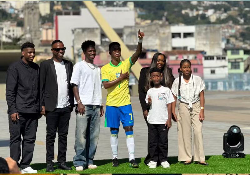 Vini Jr. ao lada da estátua de cera dele no Sambódromo, no Rio — Foto: Cahê Mota