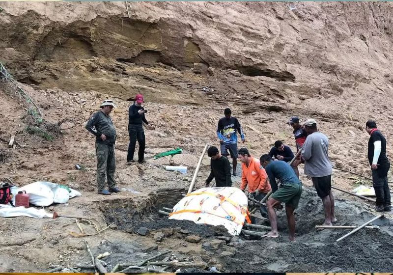 Pesquisadores tentando transportar o fóssil da tartaruga gigante encontrado na Amazônia - Foto: Arquivo do Laboratório de Paleontologia da Ufac
