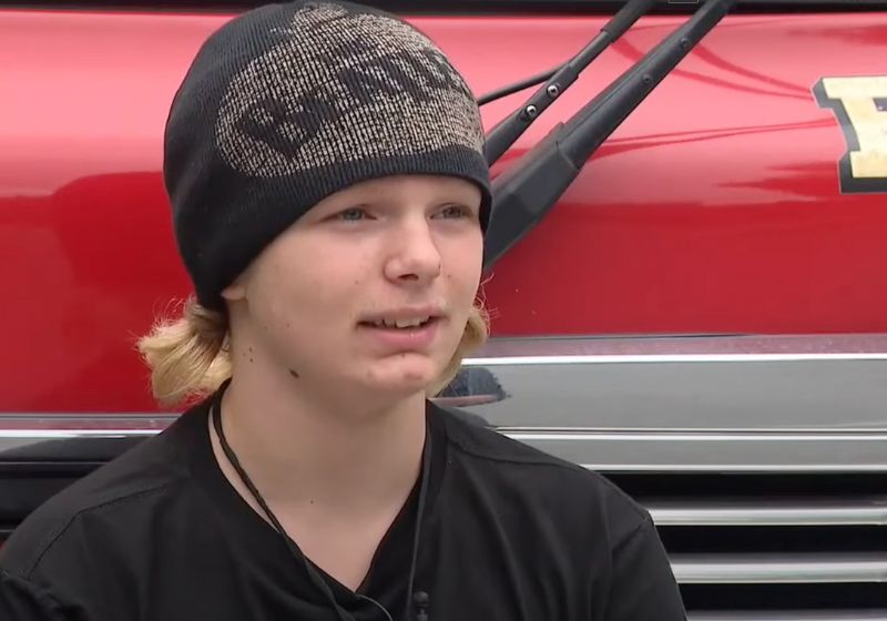 Gauge, o menino herói de 13 anos, pulou no rio, resgatou o menino que se afogava e fez RCP nele.- Foto: reprodução KomoNews