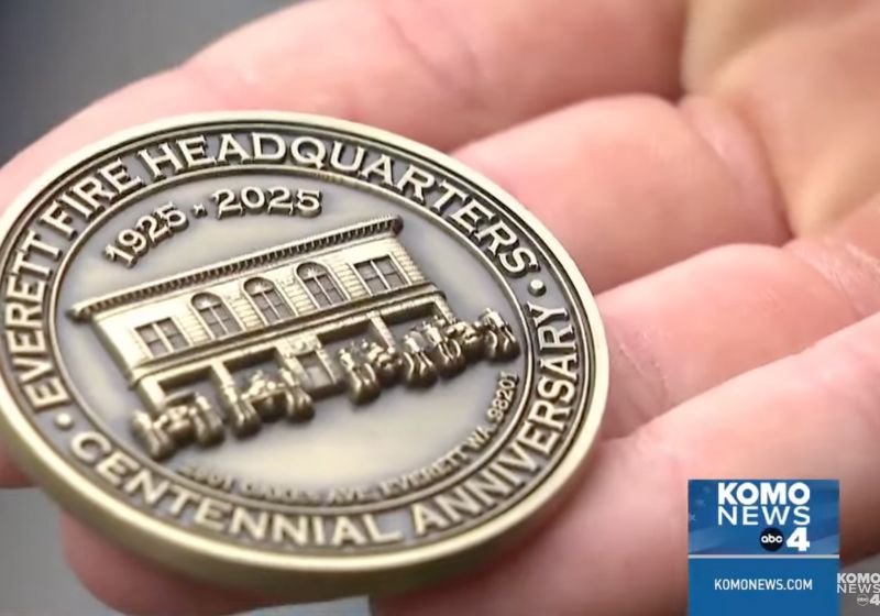 A moeda de herói que o garoto recebeu do corpo de bombeiros. Foto: reprodução Komo news