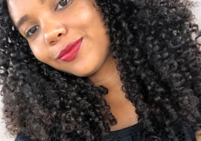 A jovem Tiffany, que nasceu em área rural do interior da Bahia e conseguiu fazer faculdade, comemora a primeira viagem avião para um encontro em Brasília. - Foto: arquivo pessoal