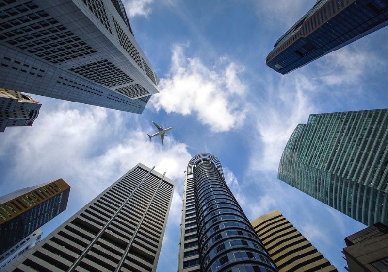 A nova tinta para telhados, desenvolvida nos EUA por IA, pode resfriar edifícios em até 2°C e ajudar a reduzir o uso de ar-condicionado.- Foto: Jason Goh/Pixabay