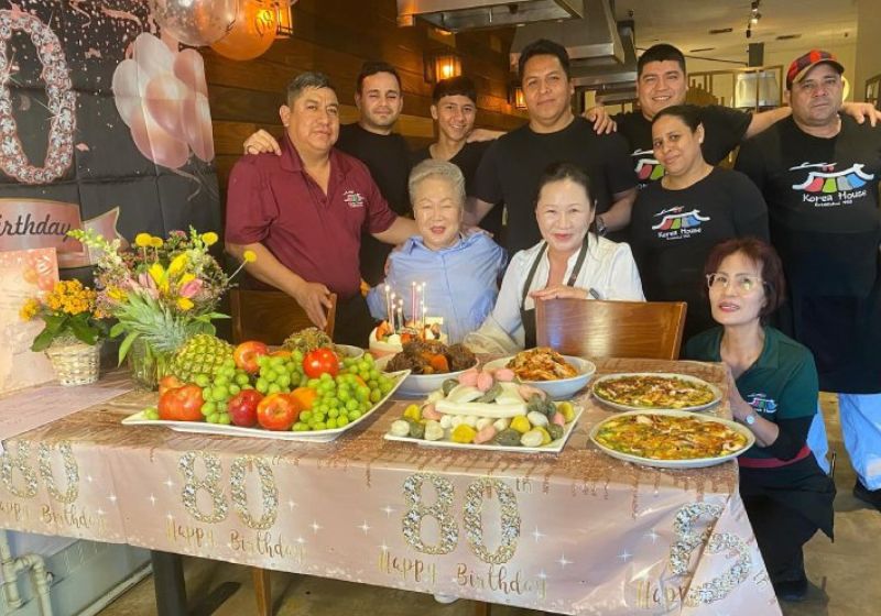 O restaurante Korea House fica em Austin (EUA) e oferece comida gratuita a quem precisa toda primeira quarta-feira do mês porque quer multiplicar a alegria. - Foto: Korea House