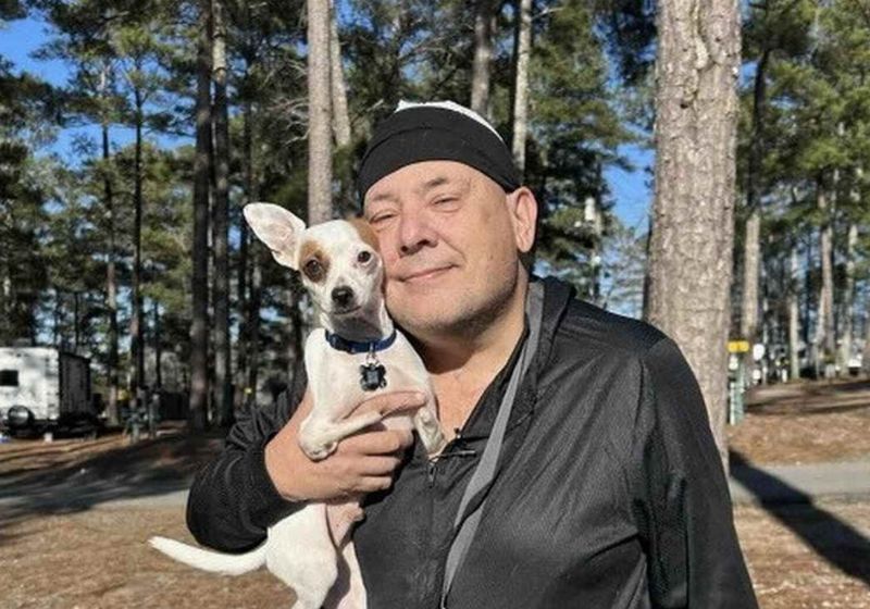 Champ, o chihuahua bípede, começou a chorar quando percebeu que o tutor Andrew estava prestes a ter um ataque cardíaco. - Foto: SWNS