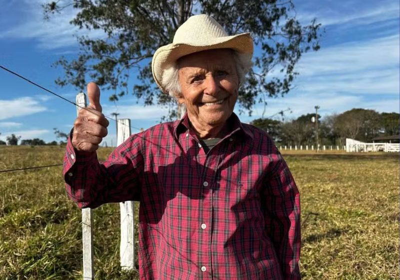 Aos 102 anos, seu Ranulfo tem uma saúde e uma vitalidade que impressionam. O idoso nada, dirige e comanda duas fazendas - Foto: Dyego Queiroz/TV Morena