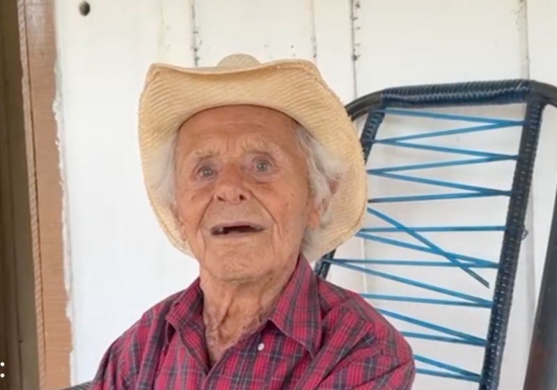 Seu Ranulfo, o idoso de 102 anos não quer parar de trabalhar. - Foto: Dyego Queiroz/TV Morena