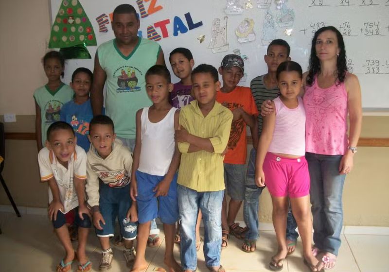 Edmilson na primeira turma da escola, com alunos de 7 anos, na zona rural de Guaraciaba. - Foto: arquivo pessoal