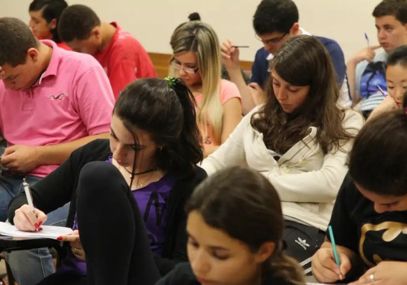 O Enem dos concursos deste ano (CNU) terá metade das vagas da segunda fase destinadas a mulheres, que sofrem com a jornada tripla de trabalho. - Foto: Marcos Santos/USP Imagens