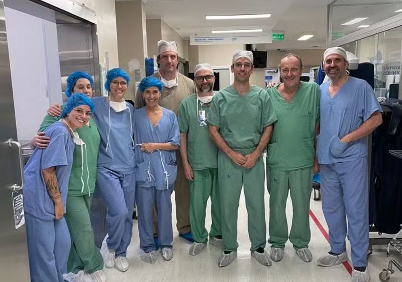 A equipe multidisciplinar que participou da cirurgia que fez o homem surdo voltar a escutar. — Foto: Divulgação/Hospital Moinhos de Vento