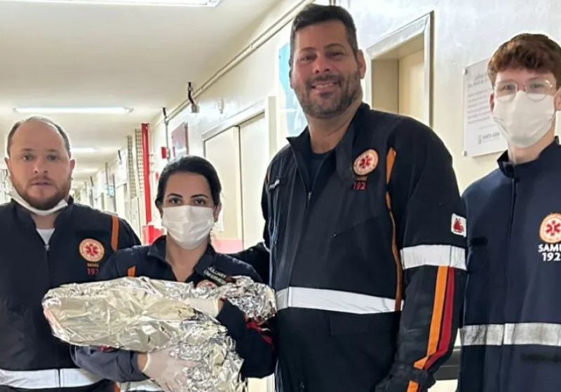 A equipe do SAMU de Montes Claros (MG), que salvou um bebê com parada respiratória. Ele estava com o cordão umbilical enrolado no pescoço. - Foto: divulgação/SAMU-MG