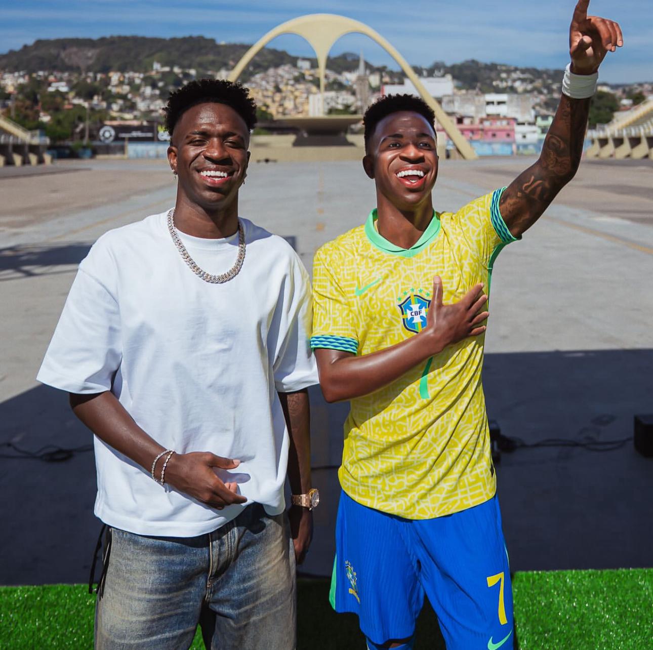 Vini jr feliz ao lado da estatua de cera dele em tamanho real - Foto: reprodução/Instagram
