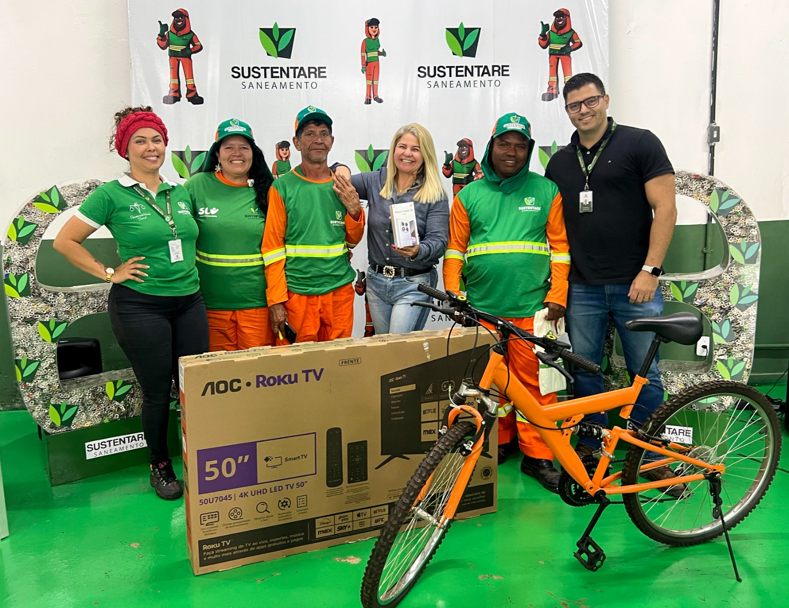 Os garis que mais arrecadaram lacres ganharam uma tv, um smartphone e uma bicicleta. - Foto: divulgação