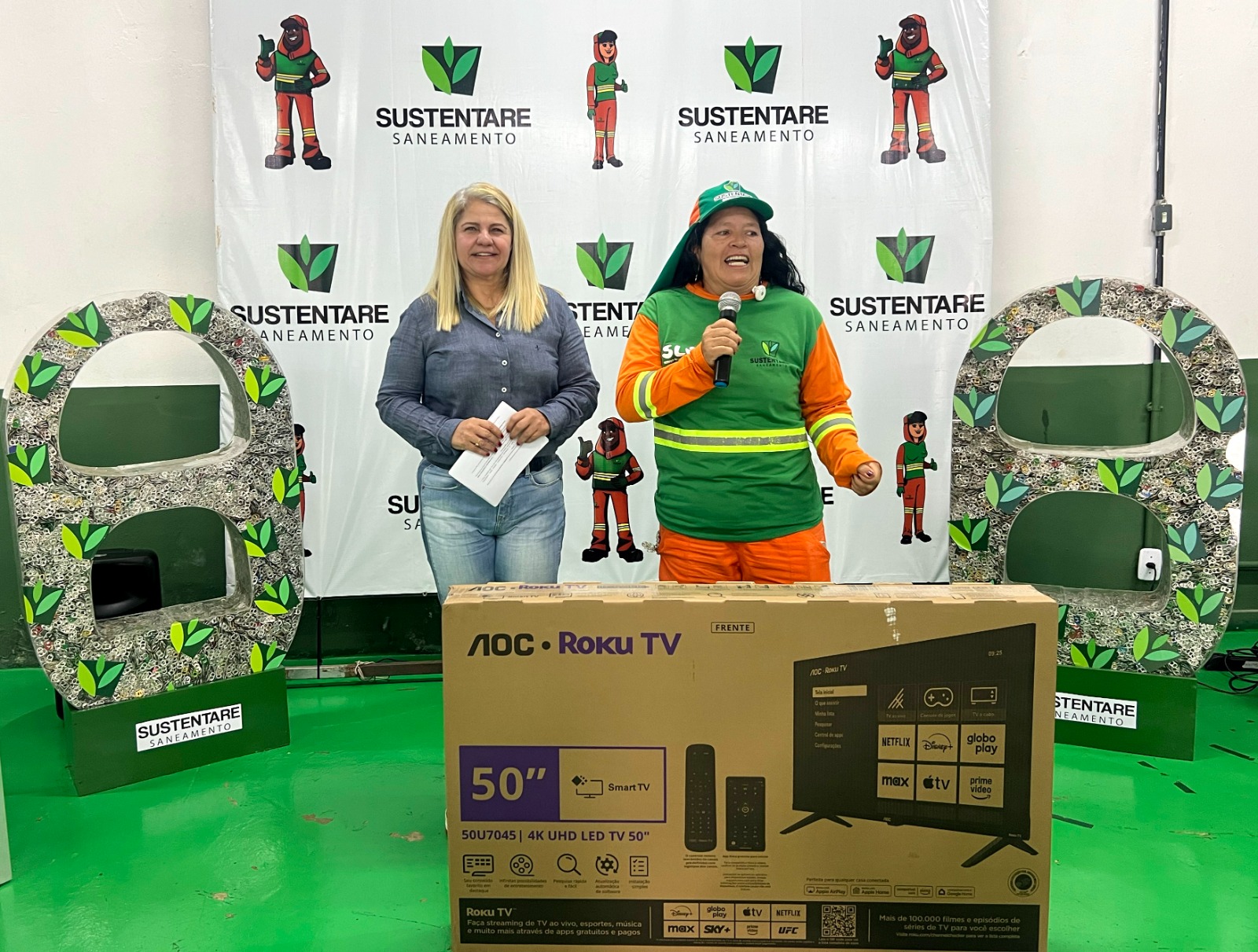 A grande vencedora foi a varredora Vanessa Lopes, de 52 anos, que arrecadou 33,15 kg de lacres e ganhou uma televisão de 50 polegadas. Foto: divulgação