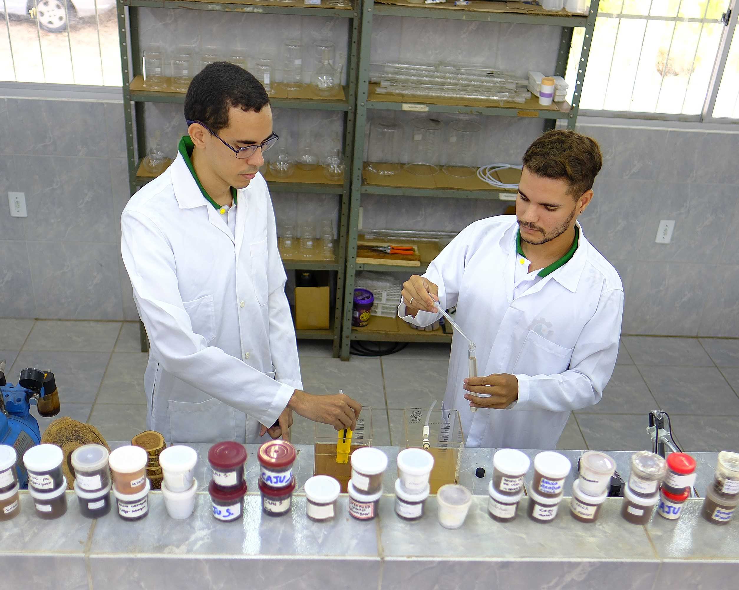 Estudantes da UFRN durante experimento da água no laboratório na cidade de Macaiba. – Foto: Cícero Oliveira – Agecom/UFRN