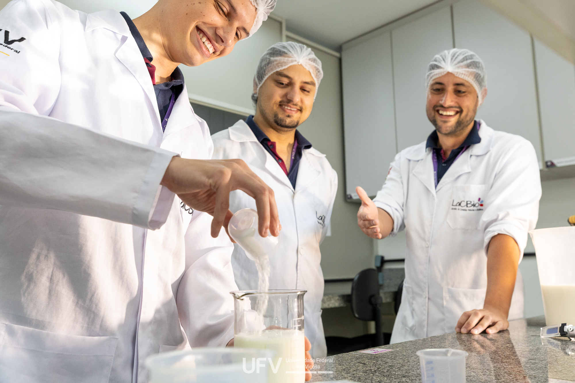 Os estudantes Gustavo e Jonanthan desenvolveram o doce de leite sem açúcar nem lactose com o professor Evandro Martins da UFV - Foto: UFV