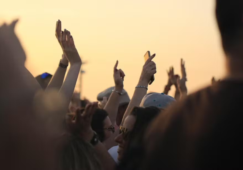 Cientistas de universidades da Austrália concluíram que participar de eventos aumenta a nossa felicidade e melhora a saúde mental. - Foto Pixabay