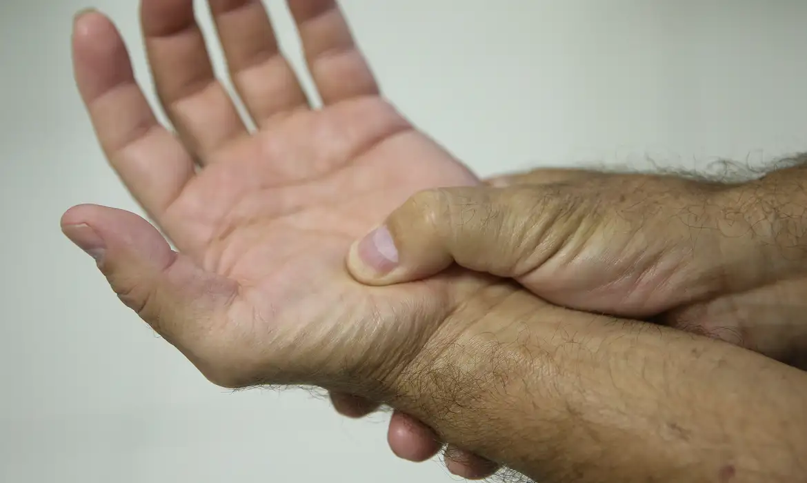 A lei sancionada pelo governo permite que pessoas com fibromialgia tenham acesso a políticas públicas, benefícios sociais e proteção jurídica. - Foto: Marcello Casal Jr/Agência Brasil