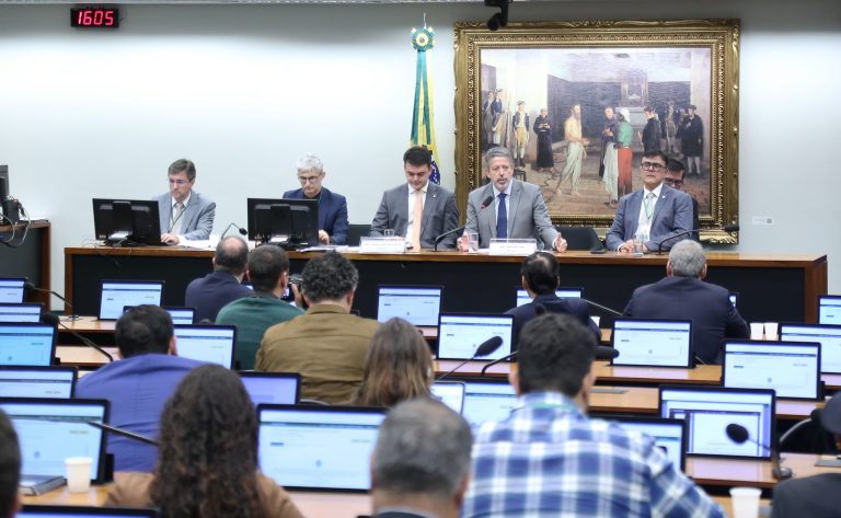 Comissão especial aprova PL que isenta do Imposto de Renda trabalhadores que recebem até R$ 5 mil por mês. - Foto: Kayo Magalhães/Câmara dos Deputados