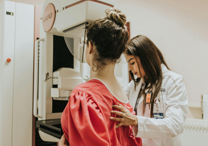 A nova mamografia criada nos Estados Unidos é feita totalmente sem dor e leva apenas 1 minuto. - Foto: Canva