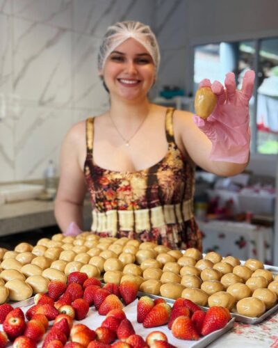 Vitoria Penso, de 27 anos, inovou na confeitaria em Roraima com a venda de morangos do amor. — Foto: Reprodução/Instagram/doceriapenso