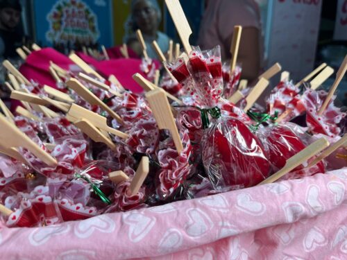 Morangos do amor são vendidos no São João no Parque Anauá, em Roraima. — Foto: Yara Ramalho/g1 RR