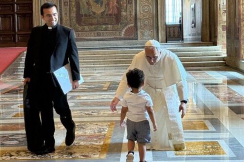 Criança surpreende e emociona o Papa Leão XIV durante audiência no Vaticano – Foto: Divulgação/Padre Bruno Silvestrini/ND