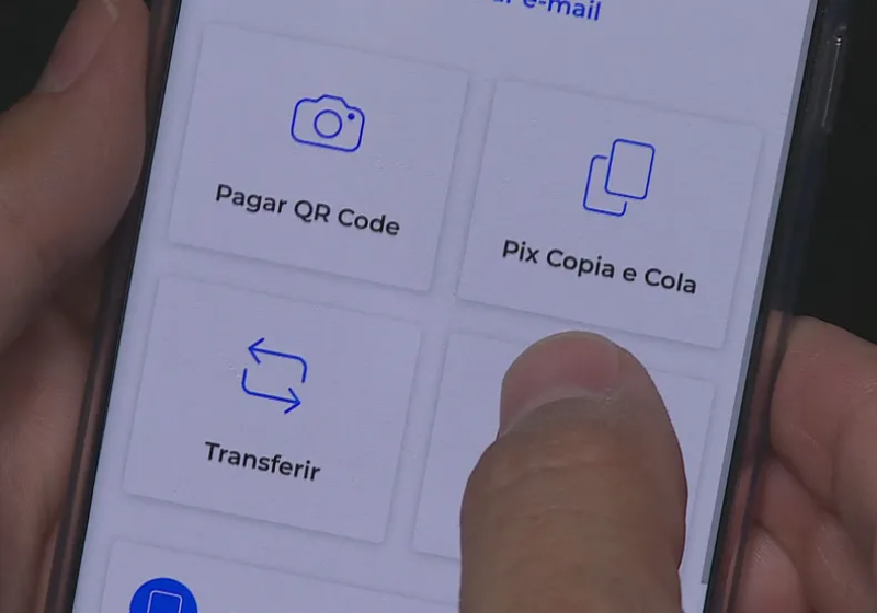 O idoso conseguiu de volta todo o valor que transferiu por engano via Pix graças a ajuda de policiais - Foto: reprodução JN