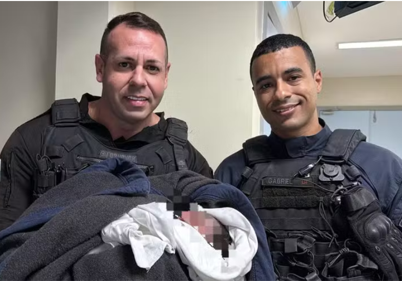 Os PMs retiraram o bebê ainda com o cordão umbilical do lixo, no Rio de Janeiro. - Foto: Divulgação