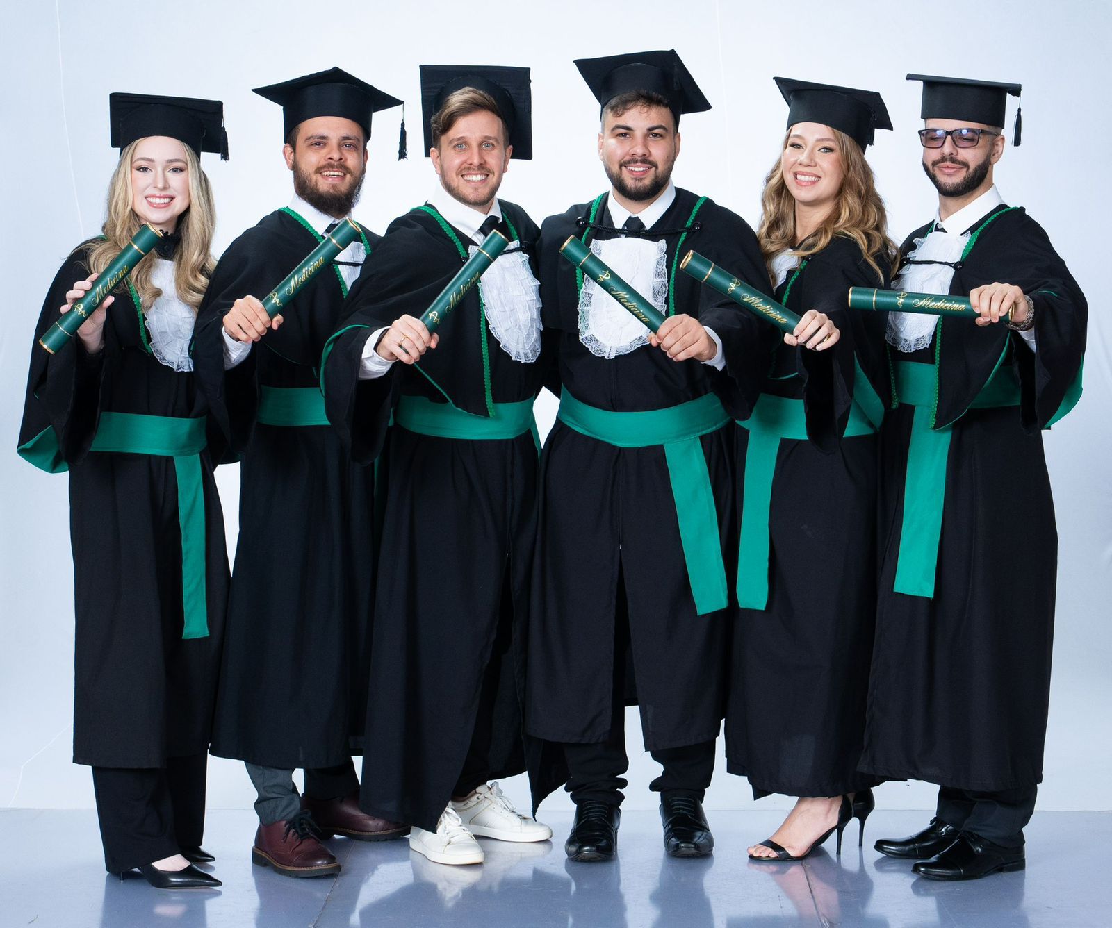 Os seis primos se formam juntos em Medicina na Faculdade São Leopoldo Mandic, em Araras (SP). - Foto: Arquivo pessoal