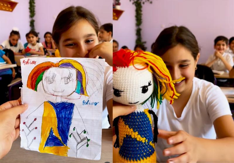 A professora do Azerbaijão transformou vários desenhos dos alunos em bonecos de amigurumi e eles ficaram encantados com o resultado. - Foto: reprodução redes sociais