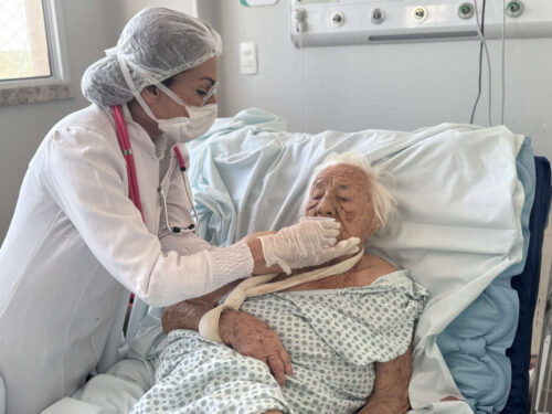 Equipe multidisciplinar acompanhou a internação e cuidou da alimentação da idosa - Foto: secretaria de saúde do Ceará. 