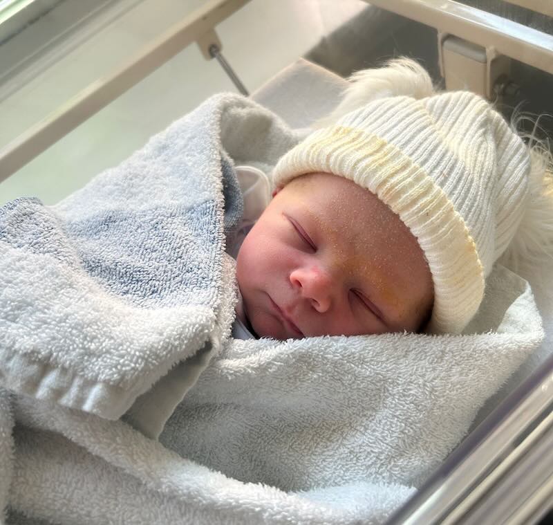 Mason está bem após o sufoco do nascimento. - Foto: SWNS