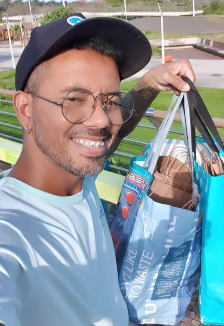 Gabriel na época em que fazia entrega com bicicleta nas ruas. - Foto: arquivo pessoal