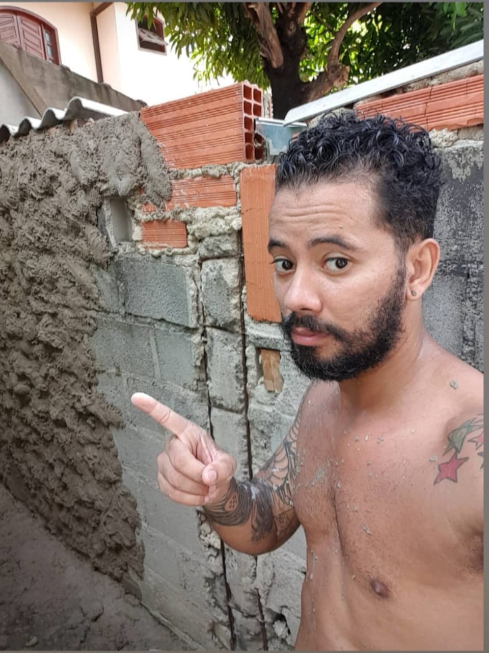 Gabriel quando trabalhou como ajudante de pedreiro. - Foto: arquivo pessoal