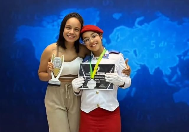 Bia, a garota brasileira de apenas 12 anos ganhou medalha de prata na olimpíada de matemática e agora precisa de ajuda para ir a uma disputa maior, na Tailândia - Foto: reprodução redes sociais.