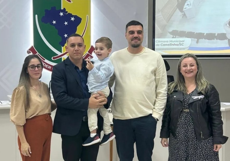 O bombeiro agiu rápido e salvou a vida de um bebê, que estava engasgado. Ele recebeu uma homenagem mais que merecida - Foto: arquivo pessoal