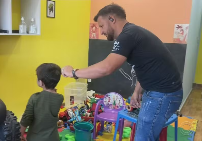 O cabeleireiro tira um dia da semana e corta gratuitamente o cabelo de crianças autistas. - Foto: São José do Rio Preto (SP)