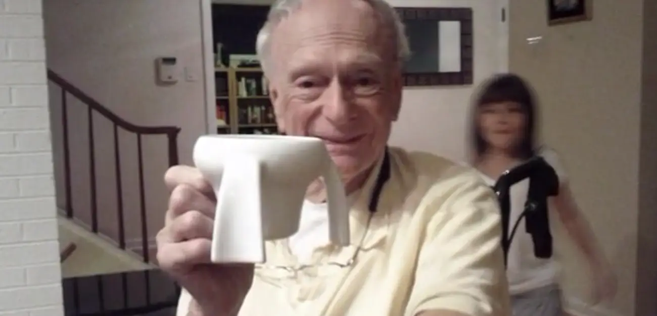 A caneca que a Lily criou em 2014 para ajudar o avô com Parkinson - Foto: reprodução/ Business Insider