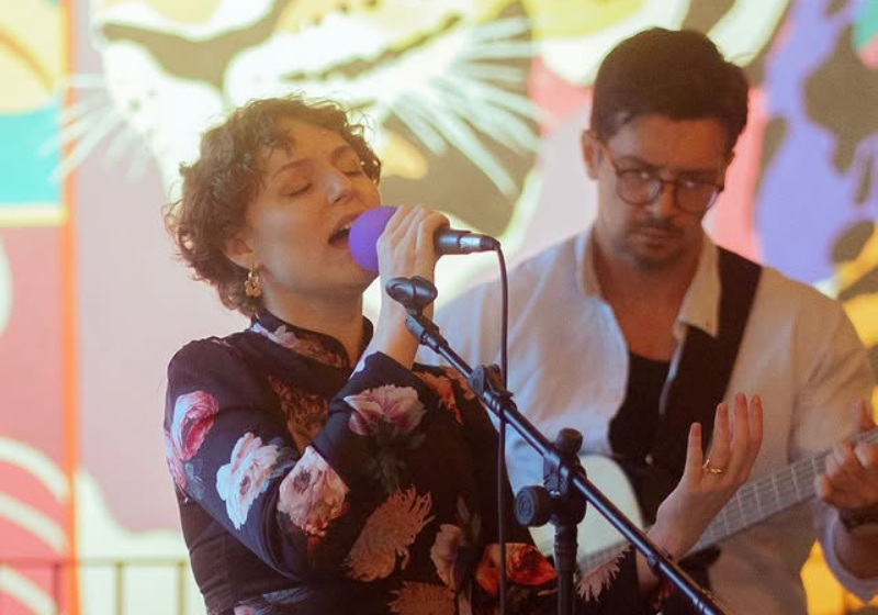 A cantora brasileira Surya Amitrano foi uma das cinco selecionadas para um grande projeto musical na Itália. Ela falou com o Só Notícia Boa. - Foto: redes sociais