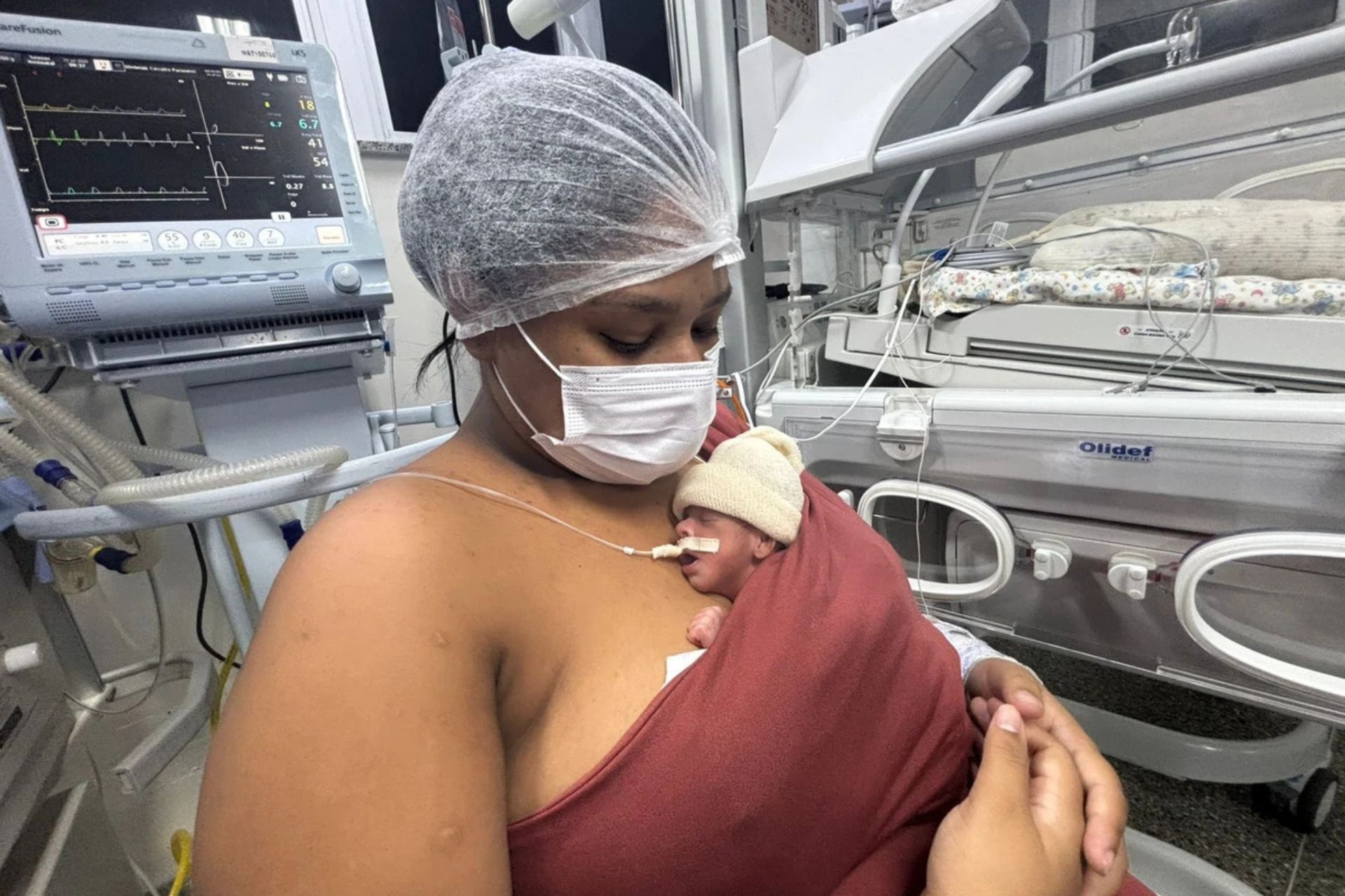 A jovem Maria Stephanie, que teve quadrigêmeos em Salvador (BA), vive em situação de vulnerabilidade social e o hospital arrecada doações. - Foto: SMS