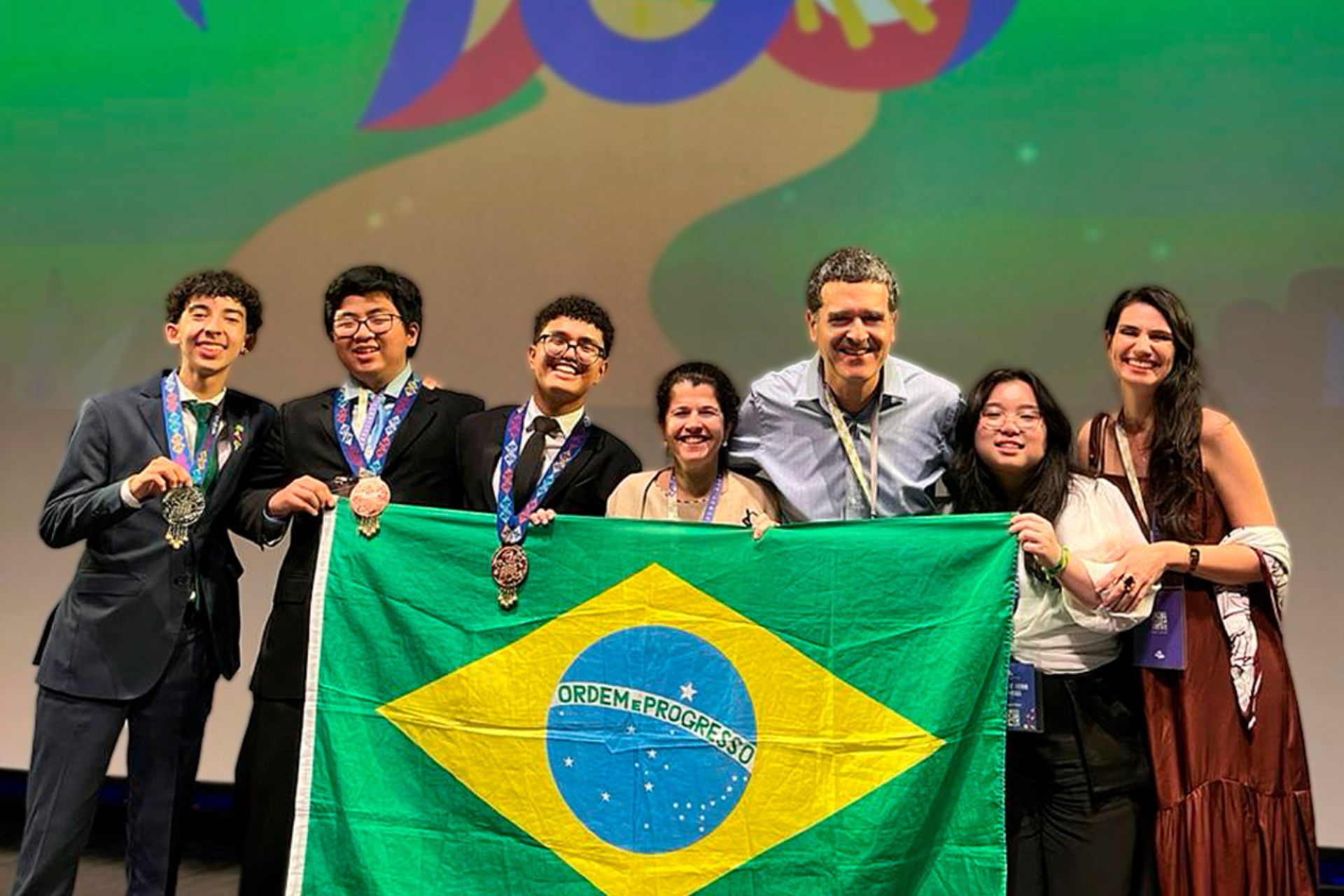 Os estudantes brasileiros que voltaram com medalhas da 36ª Olimpíada Internacional de Biologia (IBO), nas Filipinas. - Foto: Butantan/Instagram