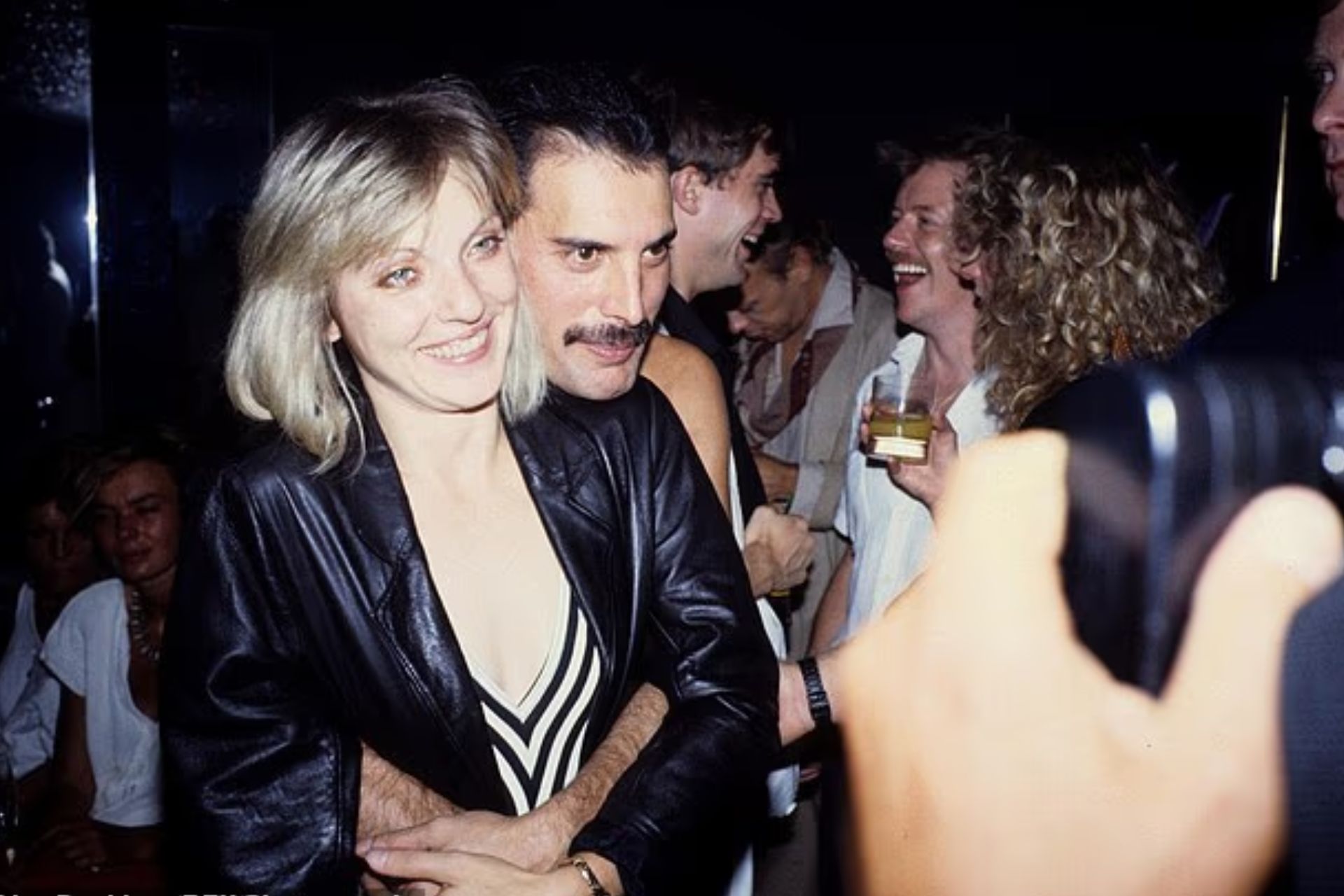 Freddie Mercury e Mary Austin, a ex-noiva que herdou metade do patrimônio do artista - Foto: Alan Davidson/REX/Shutterstock
