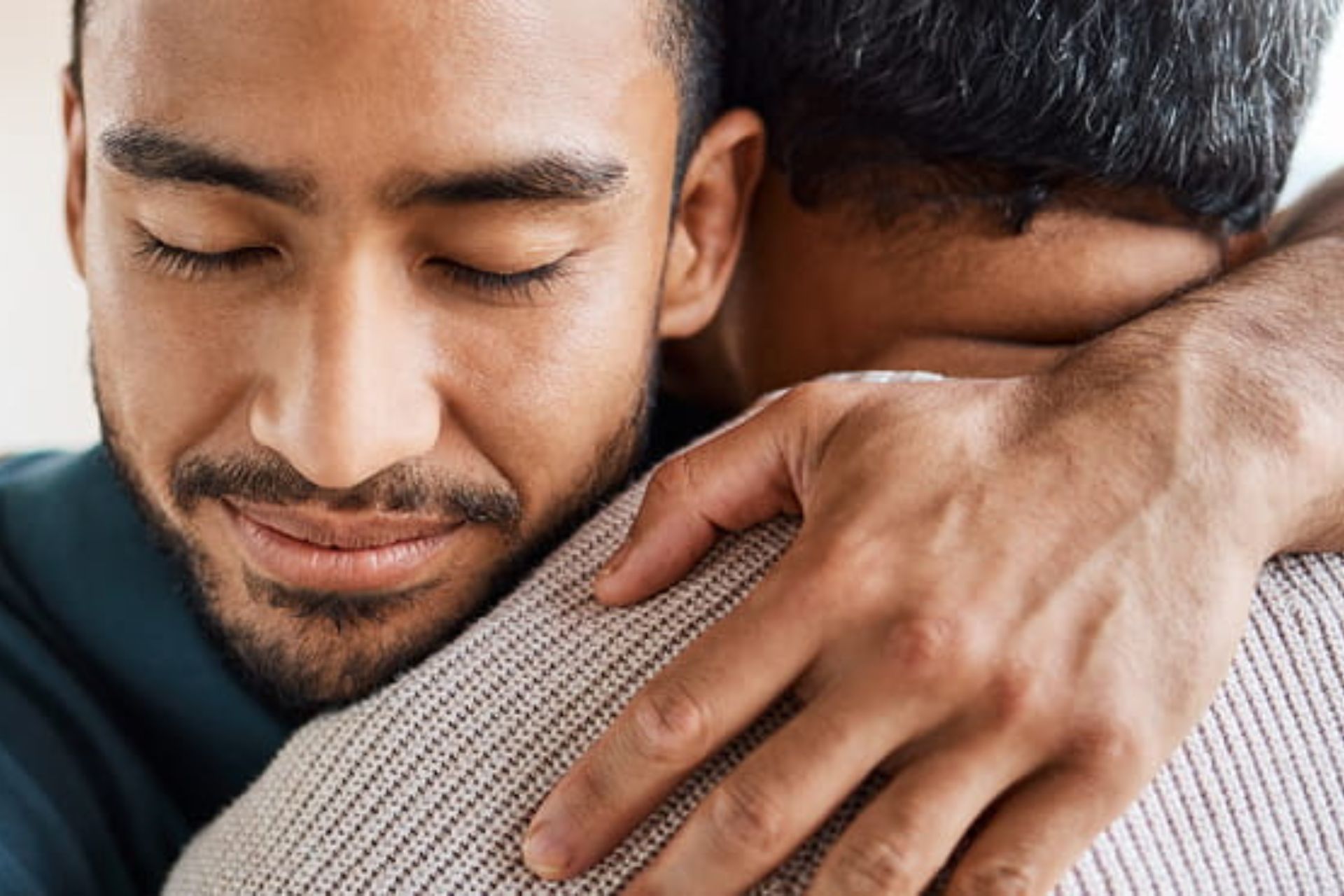 Ajudar os outros faz bem para o coração e para o cérebro porque reduz o declínio cognitivo. Este fato foi confirmado pela Ciência. - Foto: reprodução/MayoClinic