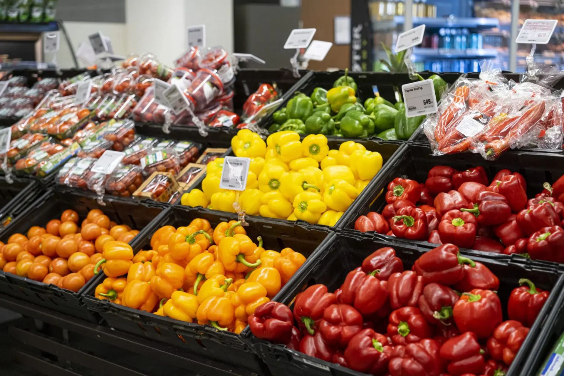 900 lojas da rede de alimentos Iceland, no Reino Unido, começam a usar um app para reduzir o desperdício. Etiqueta amarela indica produtos que vão vencer. - Foto: reprodução/Iceland