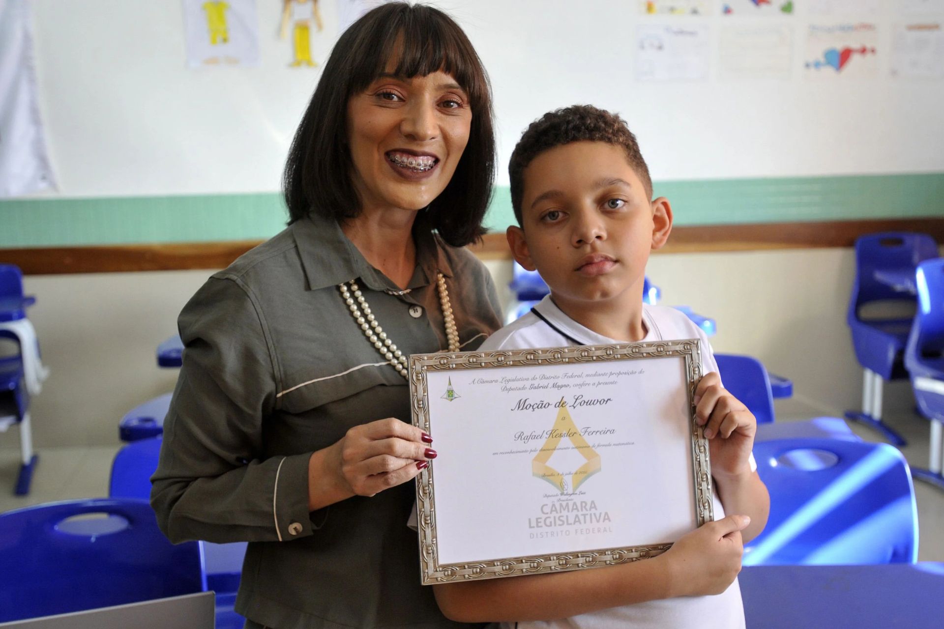 Rafael Kessler, um gênio brasileiro de apenas 11 anos, criou a própria fórmula de matemática para resolver um problema. A mãe, Robertha, mostra a homenagem que o filho recebeu. - Foto: Minervino Júnior/CB/D.A.Press