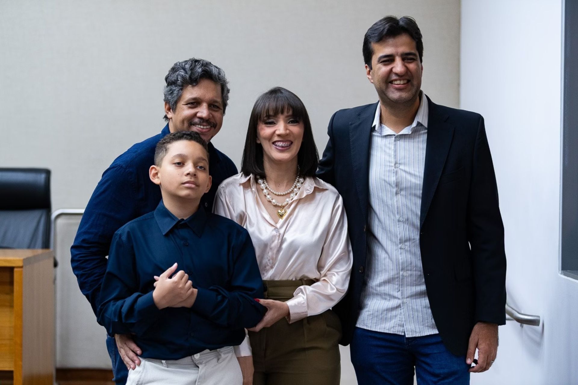 A família do Rafael Kessler e o deputado Gabriel Magno na homenagem que o menino recebeu na CLDF. - Foto: Minervino Júnior/CB/D.A.Press
