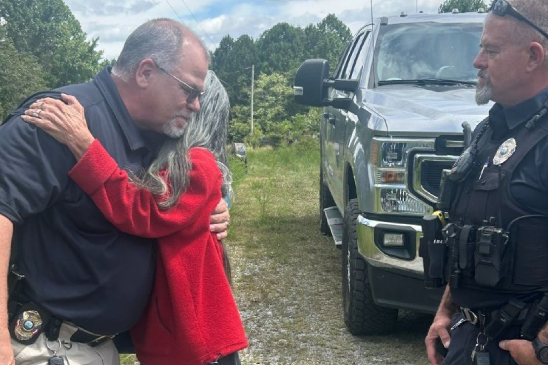 Um drone encontrou a idosa de 70 anos com demência desaparecida numa floresta nos EUA. Ela agradeceu ao oficial que a resgatou. Foto Westmoreland Police Department