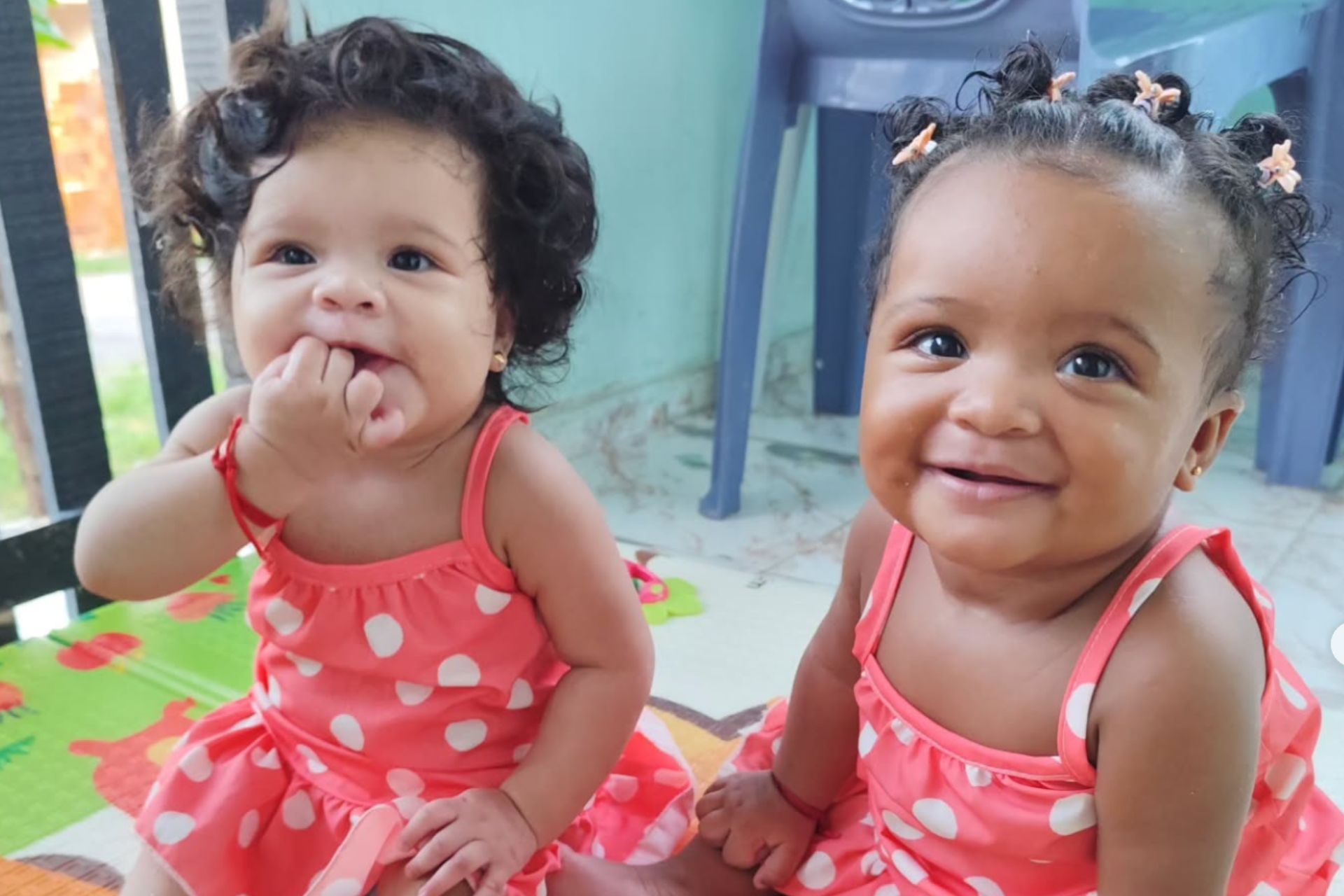 Com quase 8 meses, as gêmeas brasileiras que nasceram com cor de pele diferente estão lindas, fortes e cabeludas, no Maranhão. - Foto: reprodução / Instagram